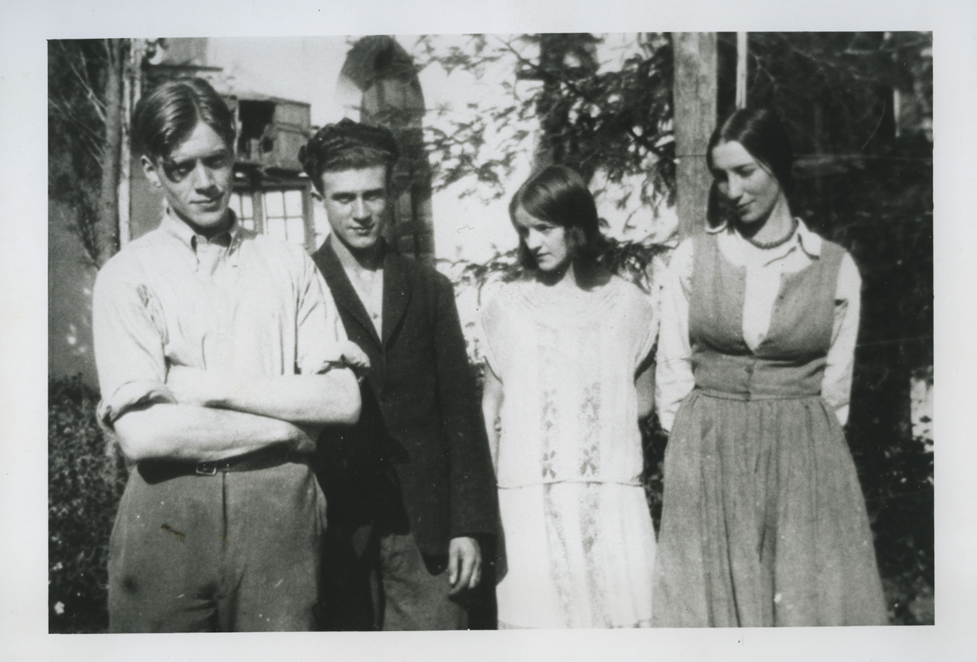 Winifred Knights (right), with Barbara Hepworth, J. R. Skeaping, and Tom Monnington (left), BSR Courtyard, 1925. BSR Fine Arts Archive